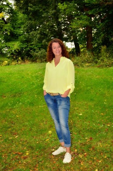 Ellen Langstein Naturheilkunde Ellen Langstein Naturheilkunde steht auf der Wiese